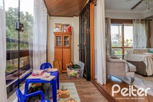 Casa à venda com 446m², 4 dormitórios, 1 suíte, 4 vagas, no bairro Tristeza em Porto Alegre