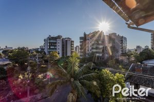 Casa à venda com 446m², 4 dormitórios, 1 suíte, 4 vagas, no bairro Tristeza em Porto Alegre