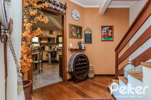Casa à venda com 446m², 4 dormitórios, 1 suíte, 4 vagas, no bairro Tristeza em Porto Alegre