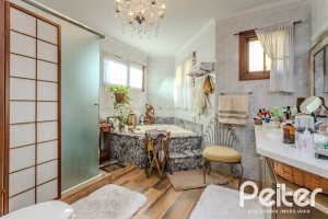 Casa à venda com 446m², 4 dormitórios, 1 suíte, 4 vagas, no bairro Tristeza em Porto Alegre