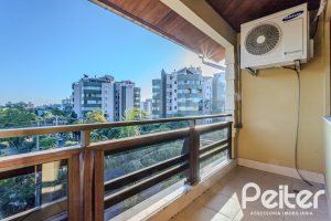 Casa à venda com 446m², 4 dormitórios, 1 suíte, 4 vagas, no bairro Tristeza em Porto Alegre