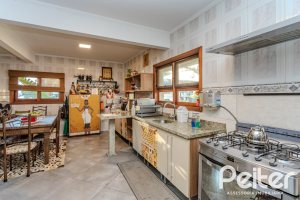 Casa à venda com 446m², 4 dormitórios, 1 suíte, 4 vagas, no bairro Tristeza em Porto Alegre