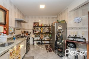 Casa à venda com 446m², 4 dormitórios, 1 suíte, 4 vagas, no bairro Tristeza em Porto Alegre