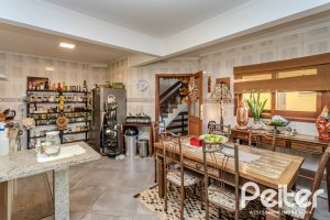 Casa à venda com 446m², 4 dormitórios, 1 suíte, 4 vagas, no bairro Tristeza em Porto Alegre