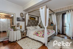 Casa à venda com 446m², 4 dormitórios, 1 suíte, 4 vagas, no bairro Tristeza em Porto Alegre
