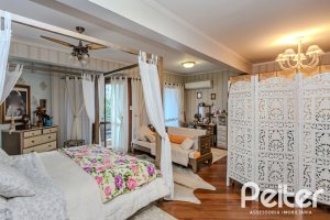 Casa à venda com 446m², 4 dormitórios, 1 suíte, 4 vagas, no bairro Tristeza em Porto Alegre