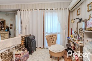 Casa à venda com 446m², 4 dormitórios, 1 suíte, 4 vagas, no bairro Tristeza em Porto Alegre
