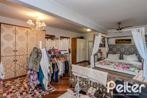 Casa à venda com 446m², 4 dormitórios, 1 suíte, 4 vagas, no bairro Tristeza em Porto Alegre