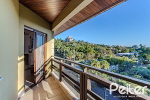 Casa à venda com 446m², 4 dormitórios, 1 suíte, 4 vagas, no bairro Tristeza em Porto Alegre