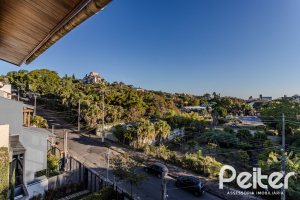 Casa à venda com 446m², 4 dormitórios, 1 suíte, 4 vagas, no bairro Tristeza em Porto Alegre