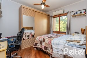 Casa à venda com 446m², 4 dormitórios, 1 suíte, 4 vagas, no bairro Tristeza em Porto Alegre