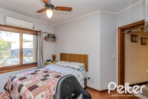 Casa à venda com 446m², 4 dormitórios, 1 suíte, 4 vagas, no bairro Tristeza em Porto Alegre