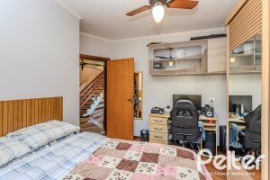 Casa à venda com 446m², 4 dormitórios, 1 suíte, 4 vagas, no bairro Tristeza em Porto Alegre
