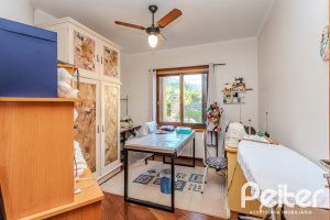 Casa à venda com 446m², 4 dormitórios, 1 suíte, 4 vagas, no bairro Tristeza em Porto Alegre