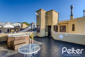 Casa à venda com 446m², 4 dormitórios, 1 suíte, 4 vagas, no bairro Tristeza em Porto Alegre