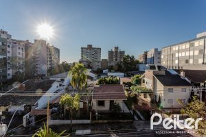 Casa à venda com 446m², 4 dormitórios, 1 suíte, 4 vagas, no bairro Tristeza em Porto Alegre
