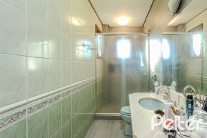 Casa à venda com 446m², 4 dormitórios, 1 suíte, 4 vagas, no bairro Tristeza em Porto Alegre