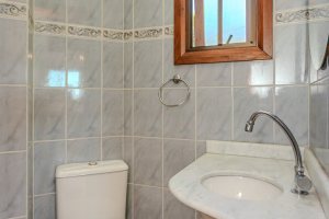 Casa à venda com 446m², 4 dormitórios, 1 suíte, 4 vagas, no bairro Tristeza em Porto Alegre