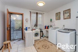 Casa à venda com 446m², 4 dormitórios, 1 suíte, 4 vagas, no bairro Tristeza em Porto Alegre