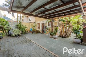 Casa à venda com 446m², 4 dormitórios, 1 suíte, 4 vagas, no bairro Tristeza em Porto Alegre