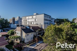 Casa à venda com 446m², 4 dormitórios, 1 suíte, 4 vagas, no bairro Tristeza em Porto Alegre