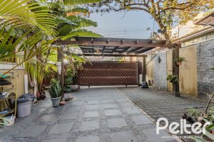 Casa à venda com 446m², 4 dormitórios, 1 suíte, 4 vagas, no bairro Tristeza em Porto Alegre