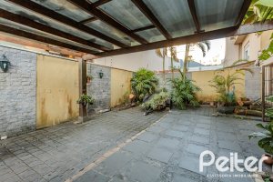 Casa à venda com 446m², 4 dormitórios, 1 suíte, 4 vagas, no bairro Tristeza em Porto Alegre
