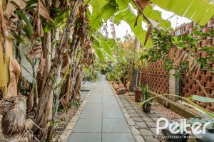 Casa à venda com 446m², 4 dormitórios, 1 suíte, 4 vagas, no bairro Tristeza em Porto Alegre