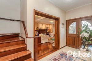Casa à venda com 379m², 4 dormitórios, 2 suítes, 5 vagas, no bairro Ipanema em Porto Alegre