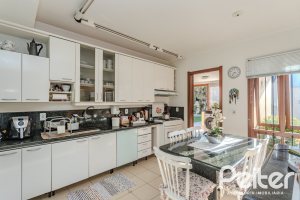 Casa à venda com 379m², 4 dormitórios, 2 suítes, 5 vagas, no bairro Ipanema em Porto Alegre