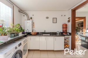 Casa à venda com 379m², 4 dormitórios, 2 suítes, 5 vagas, no bairro Ipanema em Porto Alegre