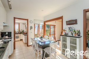 Casa à venda com 379m², 4 dormitórios, 2 suítes, 5 vagas, no bairro Ipanema em Porto Alegre