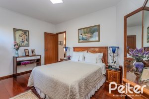 Casa à venda com 379m², 4 dormitórios, 2 suítes, 5 vagas, no bairro Ipanema em Porto Alegre