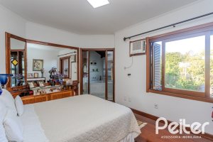 Casa à venda com 379m², 4 dormitórios, 2 suítes, 5 vagas, no bairro Ipanema em Porto Alegre