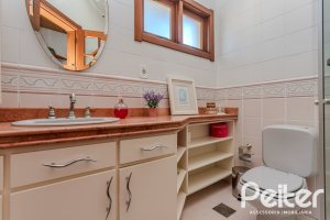 Casa à venda com 379m², 4 dormitórios, 2 suítes, 5 vagas, no bairro Ipanema em Porto Alegre