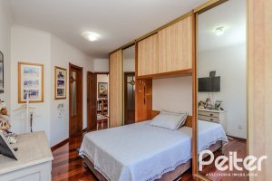 Casa à venda com 379m², 4 dormitórios, 2 suítes, 5 vagas, no bairro Ipanema em Porto Alegre