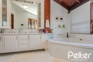 Casa à venda com 379m², 4 dormitórios, 2 suítes, 5 vagas, no bairro Ipanema em Porto Alegre