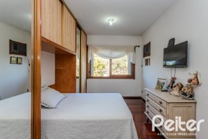 Casa à venda com 379m², 4 dormitórios, 2 suítes, 5 vagas, no bairro Ipanema em Porto Alegre