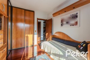 Casa à venda com 379m², 4 dormitórios, 2 suítes, 5 vagas, no bairro Ipanema em Porto Alegre