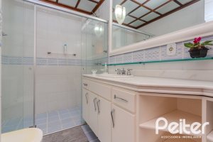 Casa à venda com 379m², 4 dormitórios, 2 suítes, 5 vagas, no bairro Ipanema em Porto Alegre