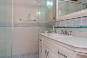 Casa à venda com 379m², 4 dormitórios, 2 suítes, 5 vagas, no bairro Ipanema em Porto Alegre