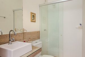 Casa à venda com 379m², 4 dormitórios, 2 suítes, 5 vagas, no bairro Ipanema em Porto Alegre