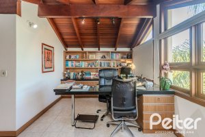 Casa à venda com 379m², 4 dormitórios, 2 suítes, 5 vagas, no bairro Ipanema em Porto Alegre