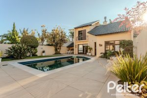 Casa à venda com 379m², 4 dormitórios, 2 suítes, 5 vagas, no bairro Ipanema em Porto Alegre