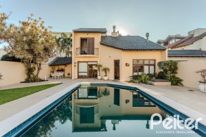 Casa à venda com 379m², 4 dormitórios, 2 suítes, 5 vagas, no bairro Ipanema em Porto Alegre