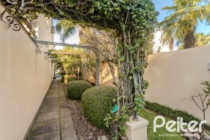 Casa à venda com 379m², 4 dormitórios, 2 suítes, 5 vagas, no bairro Ipanema em Porto Alegre