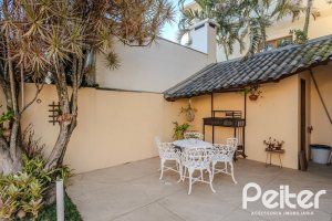 Casa à venda com 379m², 4 dormitórios, 2 suítes, 5 vagas, no bairro Ipanema em Porto Alegre