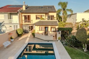 Casa à venda com 379m², 4 dormitórios, 2 suítes, 5 vagas, no bairro Ipanema em Porto Alegre