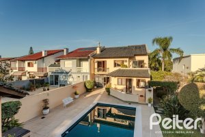 Casa à venda com 379m², 4 dormitórios, 2 suítes, 5 vagas, no bairro Ipanema em Porto Alegre