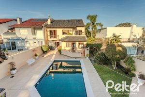 Casa à venda com 379m², 4 dormitórios, 2 suítes, 5 vagas, no bairro Ipanema em Porto Alegre